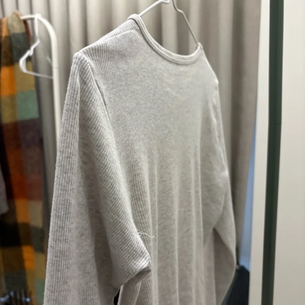 Brandy Melville Light Gray Long Sleeve Top - Picture 2 of 3